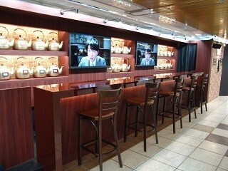 「日清焼きそばU.F.O.」専門のカウンターバーが新宿駅に出現