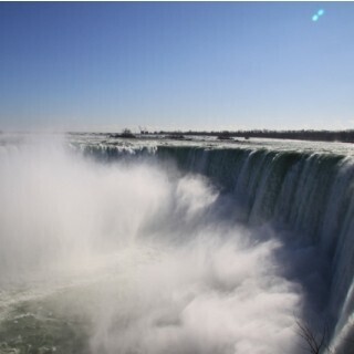 世界三大瀑布の1つ・ナイアガラの滝、そのド迫力を間近で体験 (1) 滝にダイブした勇者(?)の物語も