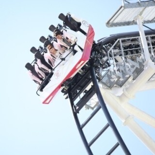 富士急ハイランドの絶叫マシン「高飛車」に乗る”絶叫”結婚式、第1号誕生