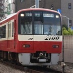 堀北真希さん主演『梅ちゃん先生』の舞台を走る京急線にラッピング電車が!