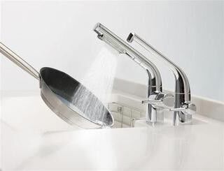 TOTOシステムキッチン搭載の水栓「水ほうき」が発明賞を受賞