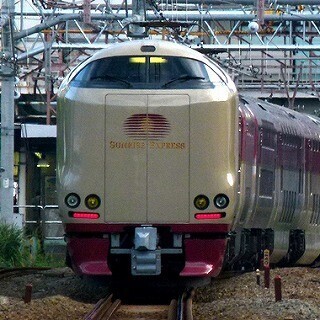 鉄道トリビア (156) 住宅メーカーが内装を手がけたホテルのような電車が走っている