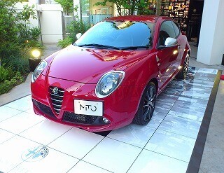 「アルファ ロメオ ミト」と”一緒に旅をする”展覧会、東京・青山で開催中