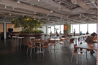 あの会社の社食 (3) 学食のようなカフェのような……DeNAの社食がスゴイです