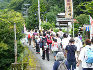神奈川県大山で江戸時代の風習「納め太刀」が7月28日に開催