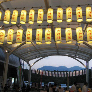 名神道EXPASA多賀、100灯以上の提灯を飾る「万灯祭」の催し開催 - 滋賀県