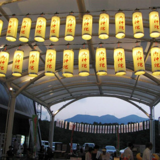 名神道EXPASA多賀、100灯以上の提灯を飾る「万灯祭」の催し開催 - 滋賀県