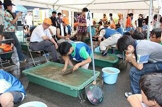 山梨県・身延町で世界大会ルールの「砂金掘り大会」開催