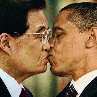 ”オバマのキス写真”で注目されたベネトン「UNHATE」、カンヌで栄誉に輝く