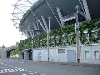 味の素スタジアムに壁面緑化システムが採用 - 竹中工務店