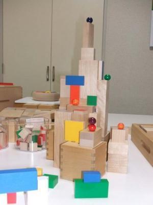 子どもが夢中で学ぶ!　年齢別で見る積木の遊び方 (2) 積木の量とバリエーションを増やして深まる、1歳半～2歳半までの積木の世界