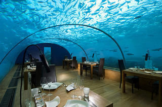水深5mのレストランが夜は水族館に!　モルディブのリゾートが新展開