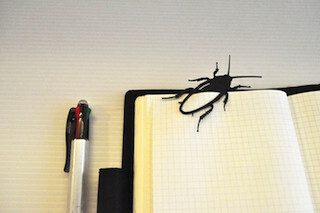 不意に現れる黒い影!! ゴキ●リ型の新感覚クリップ「ゴキクリ」を発売