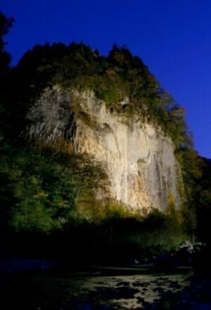 岐阜県下呂市で大自然が創った大岩壁をバックに「がんだてライブ」