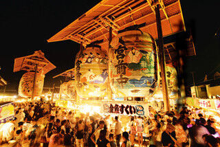 愛知県西尾市一色町の諏訪神社で、幻想的な「三河一色大提灯まつり」