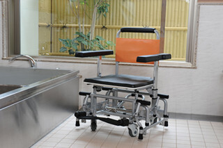 入浴しやすい位置に自由に横付けができる、可動式入浴台発売