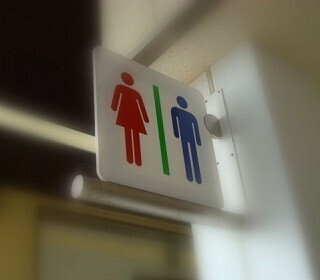 座ってする派vs立ってする派　女子が知らない男子のトイレ事情