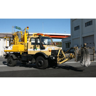 高速トリビア (20) 高速道路で活躍する車を一挙公開! ウニモグ、リフト車…安全を守る特殊車両