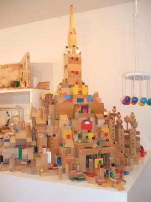 子どもが夢中で学ぶ!　年齢別で見る積木の遊び方 (3) 三角や円柱の積木も使ってお城を作る - 2歳半からの積木の世界