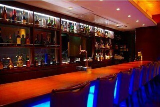 銀座、FIFA公認の芝生テラスがあるバー「vitamin G(バイタミン・ジー)」