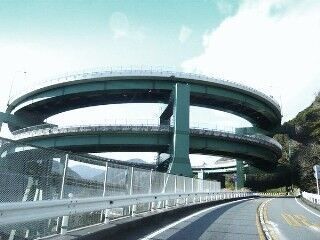 静岡・河津七滝ループ橋はジェットコースター?　ループの謎にせまる