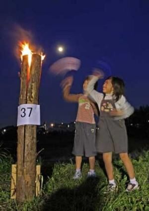 埼玉県狭山市の入間川でエコがテーマの炎と食と音楽の祭り「灯の川2012」