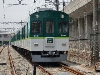 京都大阪間を走る京阪電車は、ドアが増減する!?　5000系の魅力とは
