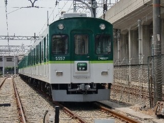 京都大阪間を走る京阪電車は、ドアが増減する!?　5000系の魅力とは