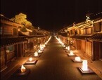 岐阜県美濃市の歴史ある町並みを、美濃和紙で包まれたやさしい灯りが照らす