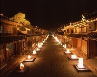 岐阜県美濃市の歴史ある町並みを、美濃和紙で包まれたやさしい灯りが照らす