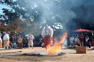 山口県周防国分寺の法要、はだしで火の中を歩く「火渡り」で健康祈願!