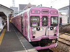 三重県伊賀市の伊賀鉄道でハーブの香りのする忍者列車が走り抜ける