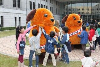 兵庫県の神戸税関で庁舎内部を公開!　麻薬探知犬のデモンストレーションも
