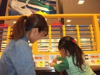 東京都・ソラマチのマクドナルドに、”ナンバーワン”のプラレールが走る!