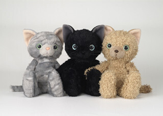 なでると「ニャ～ン」と鳴く新感覚ぬいぐるみ「なでなでねこちゃん」発売