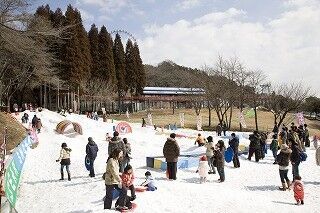 神奈川県相模原にて関東一番乗りの雪遊び!　11/23にはサンタも登場