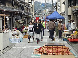 高知県赤岡町の商店街にコタツが並ぶ?　「冬の夏祭り」12/1開催