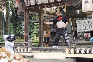 滋賀県甲賀市信楽町の「全国狸の腹鼓大会」で奥田勉さんが3年連続優勝!