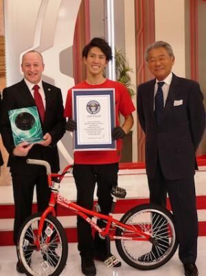 BMXライダー池田貴広が、1分間に78回のスピンでギネス世界記録を達成