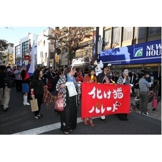 東京都・神楽坂で猫だらけの「化け猫パレード」が開催