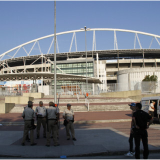 シェパード＆防弾チョッキで臨戦態勢! ブラジルのサッカー観戦が激しすぎ!!