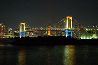 東京都・芝浦とお台場をつなぐ「レインボーブリッジ」が虹色にライトアップ