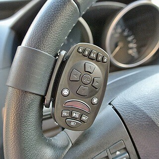 使いたい機能をひとまとめ!　カーハンドルに固定して使える学習リモコン