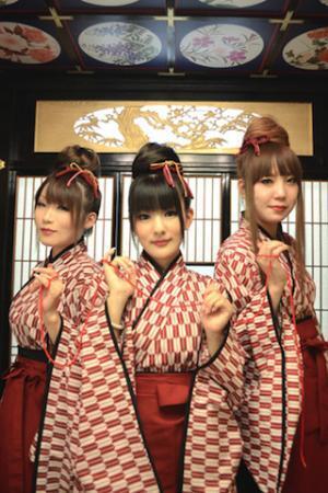 東京都・秋葉原「和style.cafe AKIBA店」が、開店7周年記念の写真集を発売