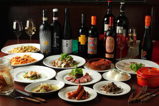 東京都・新橋駅前に、「100円ワイン」を提供する「三笠バル」がオープン