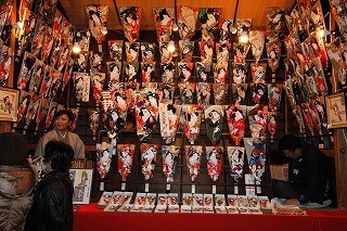 東京都台東区の浅草寺境内で、年末の恒例行事「羽子板市」12/17～19開催