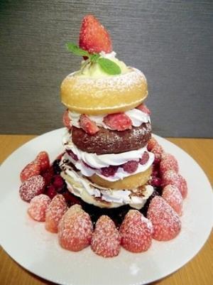 東京都台東区にある谷中満天ドーナツが高さ25センチの「タワーケーキ」発売