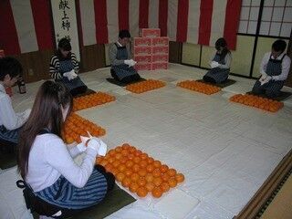 福島県会津若松で昭和3年から続く、宮家への「献上柿」箱詰め作業実施