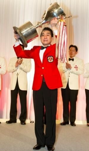 創作カクテルコンテストで、リーガロイヤルホテルの影山清文氏が総合優勝
