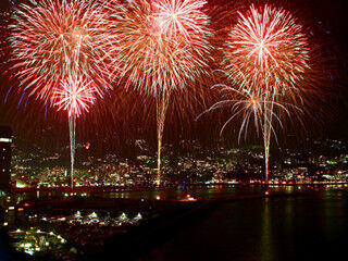 静岡県熱海市で、クリスマスイブの夜に「熱海海上花火大会」開催